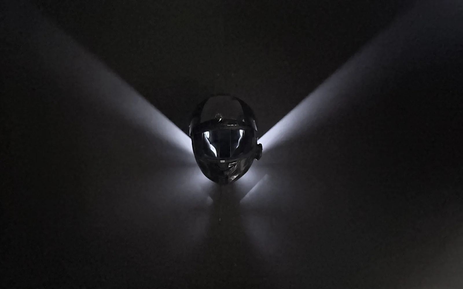 Reales Setup: 4 Lichtzonen in Weiß, fotografiert direkt an der Wand.