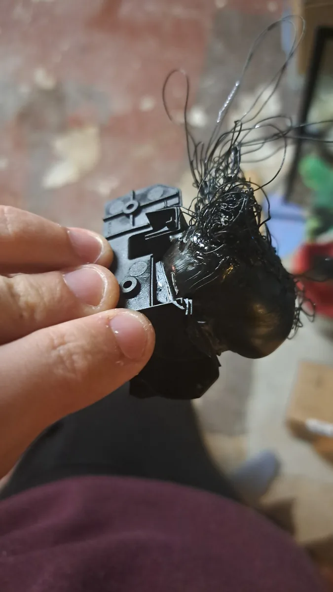 Lehrgeld bezahlt: Der Druckkopf, nachdem das falsche Filament ihn zerstört hat.