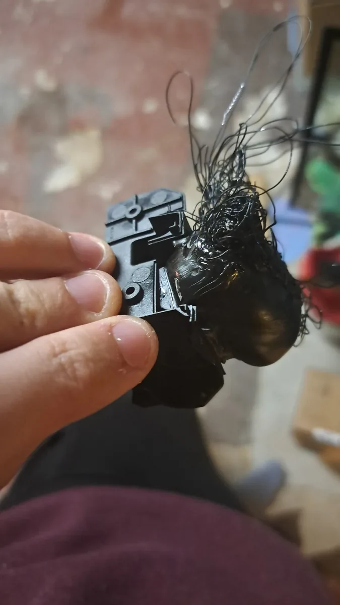 Beschädigter, mit Filament verklebter Druckkopf