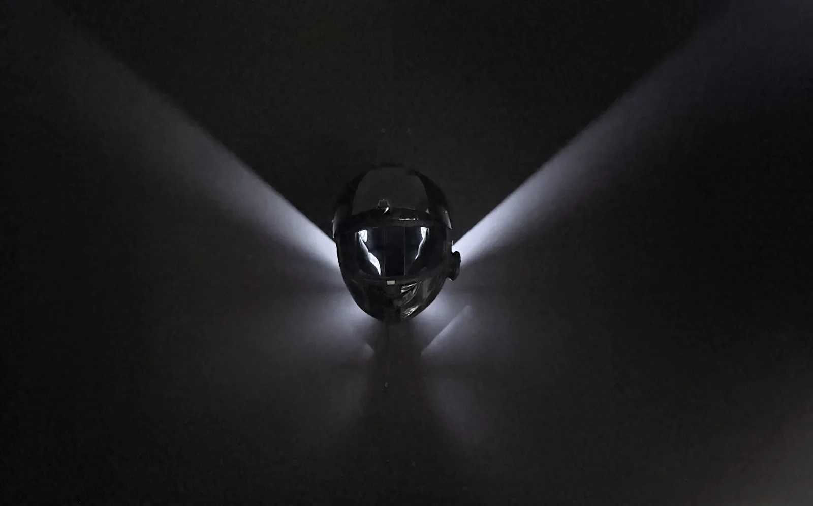 GD-HX Bright mit Motorradhelm und weißem Licht an der Wand