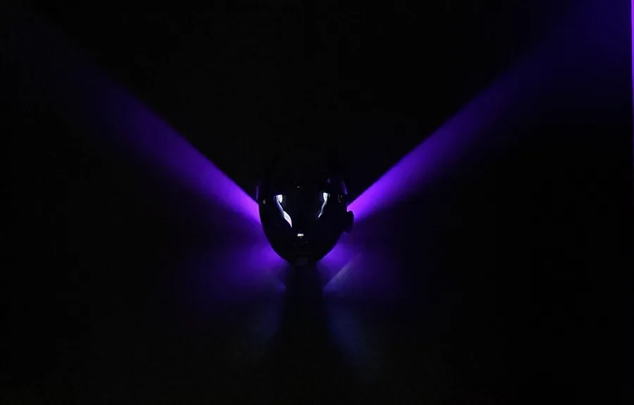 GD-HX Bright mit violetter Beleuchtung an der Wand